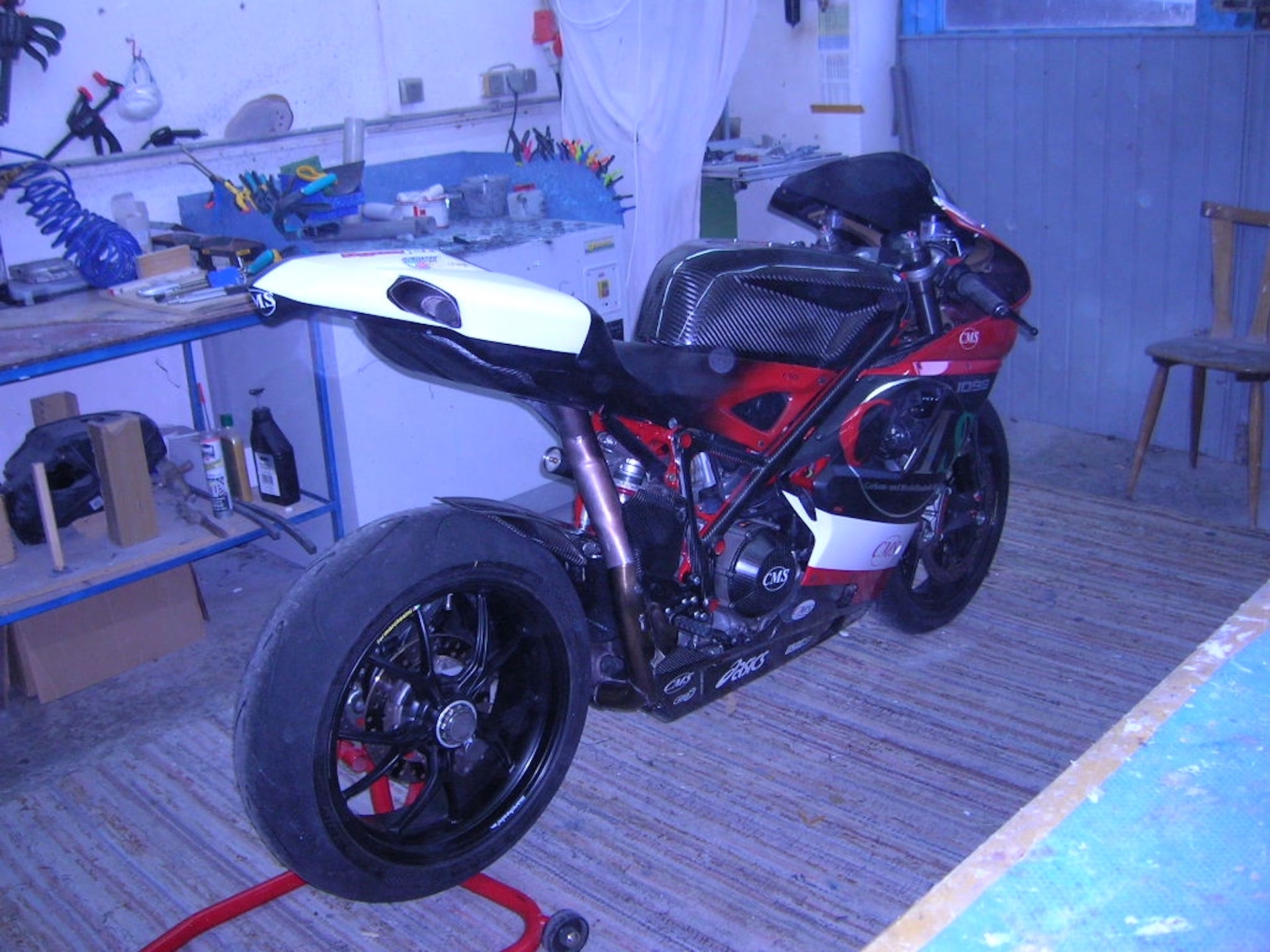 CMS Ducati in der Werkstatt 1 - Carbon Sigl