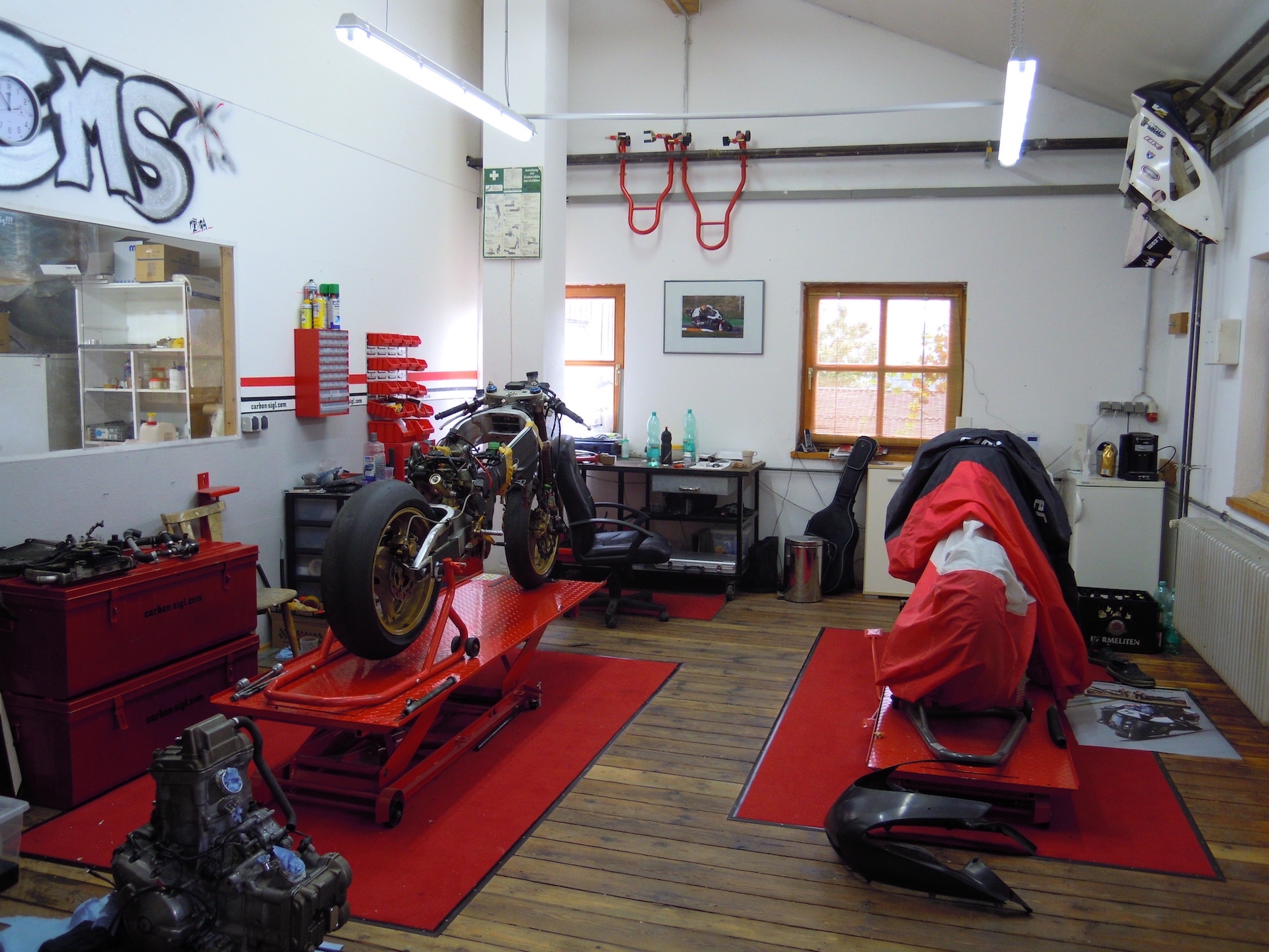 Motorrad in Werkstatt 2 - Carbon Sigl
