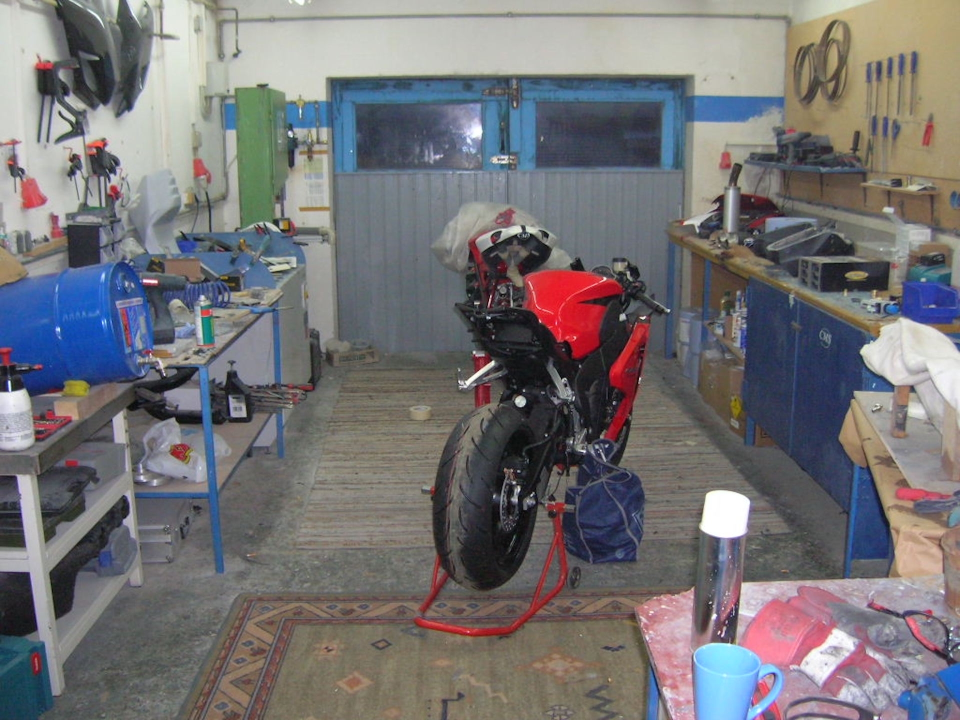 Motorrad für Carbonteilbearbeitung in Werkstatt 1 - Carbon Sigl