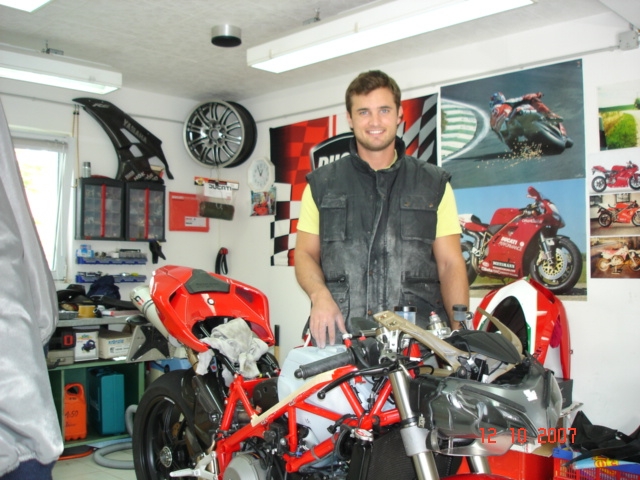 Thomas Sigl mit einem Motorrad mit Carbonteilen - 2007 sein Sprung in die Selbständigkeit